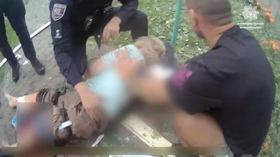 Патрульні та вінничани надають допомогу пораненим