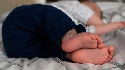 Дитина у ліжку: померла у Чернігові, поліція розслідує, травень 2024