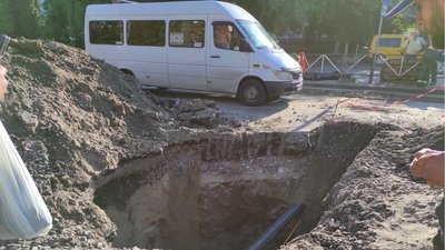 Ремонтні роботи на вулиці Кам'янецька, біля Філармонії. Фото: Суспільне Ремонтні роботи на вулиці Кам'янецька, біля Філармонії. Фото: Суспільне