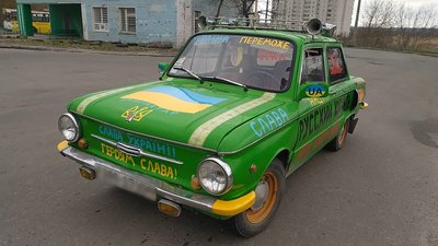 Патріотично тюнінгований «Запорожець» їздить вулицями Хмельницького