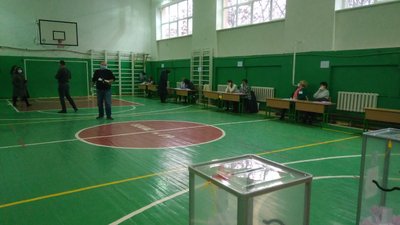 На одній із ДВК в Ужгороді членкиню запідозрили у позначках щодо явки окремих виборців