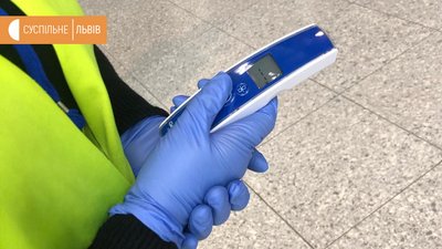 Пасажирам львівського аеропорту перевіряють температуру Пасажирам львівського аеропорту перевіряють температуру