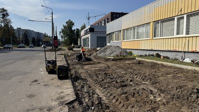 У Полтаві облаштовують нові зупинки: скільки коштують роботи та коли завершать У Полтаві облаштовують нові зупинки: скільки коштують роботи та коли завершать