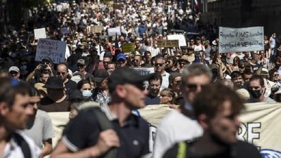 Сутички та сльозогінний газ. Францію охопила чергова хвиля протестів проти COVID-паспортів