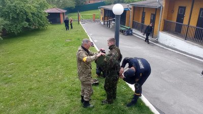 Вибухонебезпечні пастки від військових РФ на Сумщині: що знаходять сапери області, працюючи 24/7 Вибухонебезпечні пастки від військових РФ на Сумщині: що знаходять сапери області, працюючи 24/7