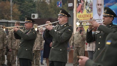 До дня захисника України вінничан привітали оркестром