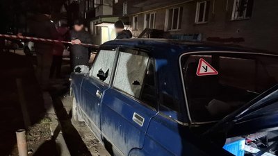 Через вибух було пошкоджено дві автівки. Через вибух було пошкоджено дві автівки.