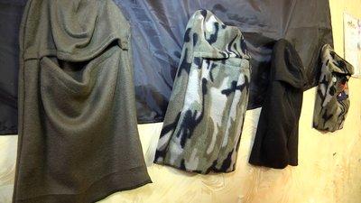 Шиють подушки, балаклави, рукавиці: літні люди у Житомирі допомагають військовим Шиють подушки, балаклави, рукавиці: літні люди у Житомирі допомагають військовим