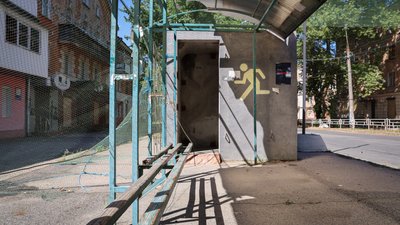 Зупинка громадського транспорту у Херсоні