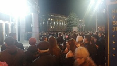 Полтавчани зібралися біля ресторану, де вечеряє Зеленський Полтавчани зібралися біля ресторану, де вечеряє Зеленський