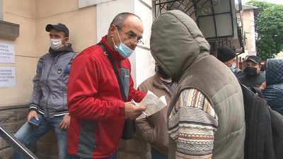 У Тернополі біля банків утворилися черги: люди олачуюють за робочі візи У Тернополі біля банків утворилися черги: люди олачуюють за робочі візи