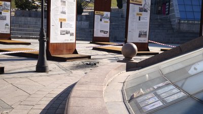 Уламки БпЛА РФ біля Монумента Незалежності в Києві