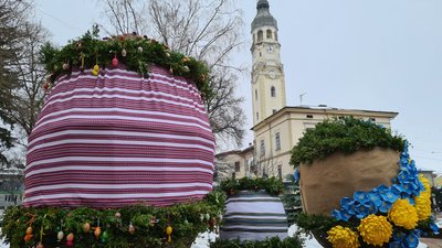 Площу Незалежності у Снятині на Прикарпатті прикрасили великодньою символікою Площу Незалежності у Снятині на Прикарпатті прикрасили великодньою символікою