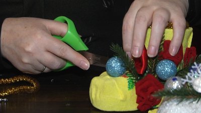 Житомирянка Людмила Лаврентюк створює різдвяні черевички для оформлення подарунків