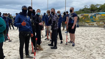 На пляжі "Золотий берег" в Одесі знову демонтували будівельні конструкції На пляжі "Золотий берег" в Одесі знову демонтували будівельні конструкції
