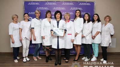 На Хмельниччині жінки-медики МВС віддали святкові премії на потреби поліції