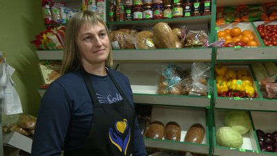 Виїжджають уночі та їдуть по 4 години: як везуть хліб з Чернігова до прикордонної Семенівки, яку обстрілюють росіяни Виїжджають уночі та їдуть по 4 години: як везуть хліб з Чернігова до прикордонної Семенівки, яку обстрілюють росіяни