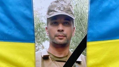 На Чернігівщині поховали трьох захисників України — Андрія Янченка, Станіслава Миленка та Сергія Рожка. На Чернігівщині поховали трьох захисників України — Андрія Янченка, Станіслава Миленка та Сергія Рожка.