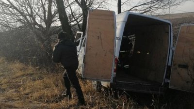 На Буковині водій мікроавтобуса врізався в дерево. Його шпиталізували