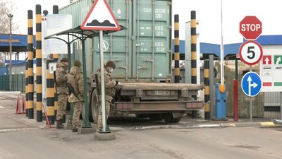 Майже дві тисячі людей та понад 800 автівок за добу. Як працюють прикордонники на Одещині Майже дві тисячі людей та понад 800 автівок за добу. Як працюють прикордонники на Одещині