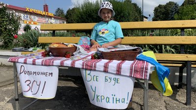 Дівчинка з Буковини збирає гроші для ЗСУ – її дідусь зник безвісти на війні Дівчинка з Буковини збирає гроші для ЗСУ – її дідусь зник безвісти на війні