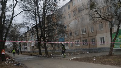 В сумську п’ятиповерхівку влучив російський безпілотник — в якому стані будинок В сумську п’ятиповерхівку влучив російський безпілотник — в якому стані будинок