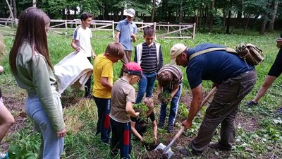 На Сумщині створили дитячий екотабір, аби відволікти дітей від війни На Сумщині створили дитячий екотабір, аби відволікти дітей від війни