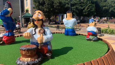 Скульптури українських козаків встановили у Радомишлі на Житомирщині Скульптури українських козаків встановили у Радомишлі на Житомирщині