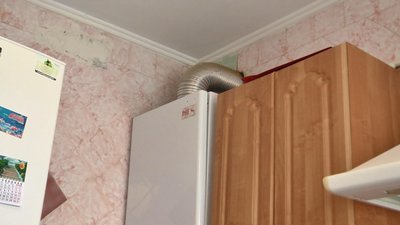 Зараз місцеве комунальне підприємство постачає до осель чемерівчан лише холодну воду, яку вони нагрівають газовими колонками чи у бойлерах. Фото: Суспільне. Поділля. Зараз місцеве комунальне підприємство постачає до осель чемерівчан лише холодну воду, яку вони нагрівають газовими колонками чи у бойлерах. Фото: Суспільне. Поділля.