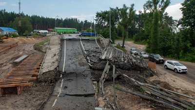 На місці зруйнованого мосту у Климентовому на Сумщині облаштовують тимчасову переправу На місці зруйнованого мосту у Климентовому на Сумщині облаштовують тимчасову переправу