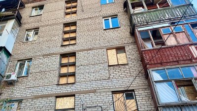 У Миколаєві будівельники зашили ОСБ-плитами вікна у всіх пошкоджених обстрілами багатоповерхівках — міський голова