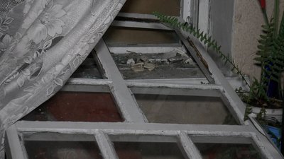 Пошкоджений будинок обстріл армія РФ РСЗВ "Урагани" селище Цукурине Донецька область Пошкоджений будинок обстріл армія РФ РСЗВ "Урагани" селище Цукурине Донецька область
