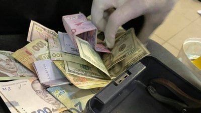 Волинського митника затримали на хабарі у 150 доларів