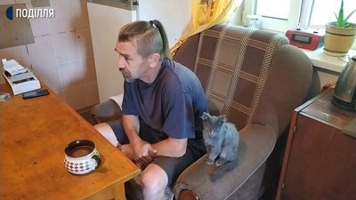 Сергій Юрков у селіській оселі мешкає один із кішкою, яку називає Мишою. Фото: Суспільне. Сергій Юрков у селіській оселі мешкає один із кішкою, яку називає Мишою. Фото: Суспільне.
