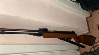 Зброя, яку знайшли під час обшуку Зброя, яку знайшли під час обшуку