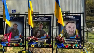 Юрій Дутчак, Михайло Рибчук, Роман Моканюк, меморіальні дошки, памʼятні банери, Гринява