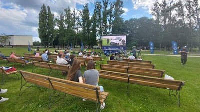 Кіно просто неба: сучасні українські фільми безплатно покажуть у дев'яти областях Кіно просто неба: сучасні українські фільми безплатно покажуть у дев'яти областях