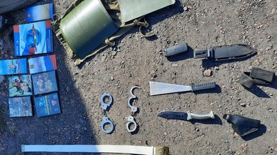 Проросійські листівки та холодна зброя, знайдені в будинку Проросійські листівки та холодна зброя, знайдені в будинку