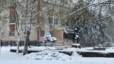 Двір пологового будинку в снігу Двір пологового будинку в снігу