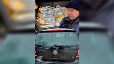 15 ємностей по 5 літрів кожна: у Чернігові чоловік перевозив спирт без документів