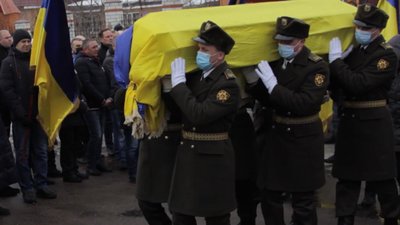 У Черкасах в останню путь провели бійця, що загинув на Сході У Черкасах в останню путь провели бійця, що загинув на Сході
