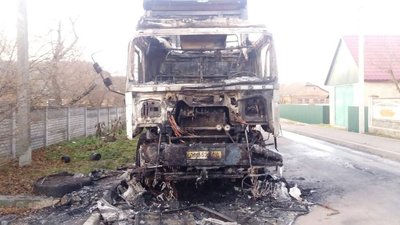 На Житомирщині рятувальники гасили дві палаючі вантажівки На Житомирщині рятувальники гасили дві палаючі вантажівки