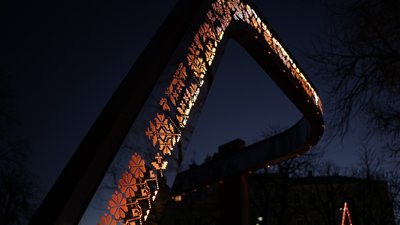 У сквері Дня вишиванки в Чернівцях встановили світлову стрічку з орнаментом: фото У сквері Дня вишиванки в Чернівцях встановили світлову стрічку з орнаментом: фото