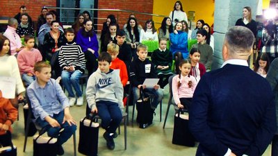 Зібрали понад мільйон гривень для ЗСУ: у Вінниці нагородили 20 дітей-волонтерів Зібрали понад мільйон гривень для ЗСУ: у Вінниці нагородили 20 дітей-волонтерів