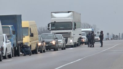 Затор, що утворився через перекриту дорогу Затор, що утворився через перекриту дорогу