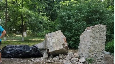 На Полтавщині демонтували пам'ятник Горькому: лишилося ще три