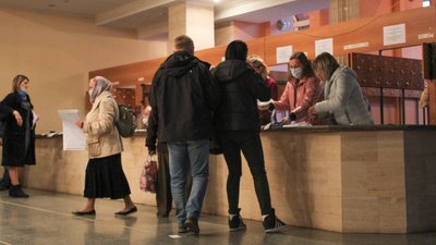 Черги, натовп або ж порожні дільниці: як голосують у Черкасах Черги, натовп або ж порожні дільниці: як голосують у Черкасах