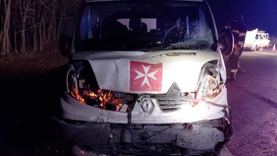 На Хмельниччині зіткнулося дві автівки. У результаті ДТП 54-річного водія госпіталізували до лікарні