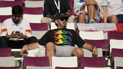 Американський журналіст заявив, що його затримали на чемпіонаті світу-2022 у Катарі через футболку з ЛГБТ+ символікою