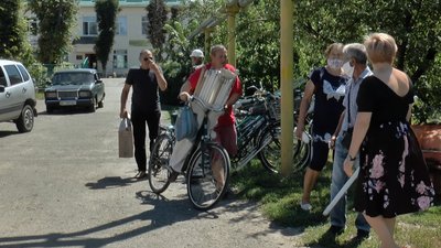 Жителі Решетилівки принесли небезпечні відходи до екобусу Жителі Решетилівки принесли небезпечні відходи до екобусу